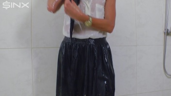 Raven Haired Babe Shampoos And Lathers Up Screencap 62 on www.sinx.com