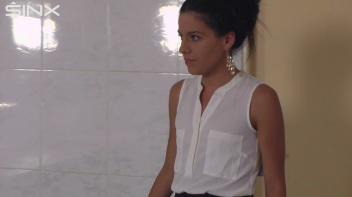 Raven Haired Babe Shampoos And Lathers Up Screencap 1 on www.sinx.com