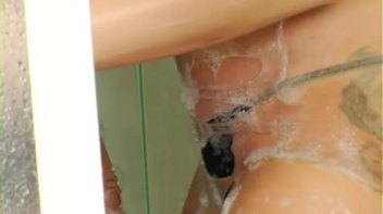 Eurobabes Take a Wetlook Shower Screencap 83 on www.sinx.com