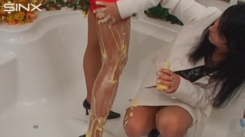 Sploshed Babes Get Smeared With Puddings Screencap 14 on www.sinx.com