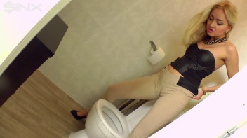 Pretty Blonde Pisser Screencap 18 on www.sinx.com