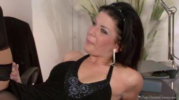 Eurobabe Piss Goddess Takes Advantage Of The Law Screencap 32 on www.sinx.com