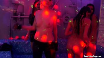 Holiday Hotties Part 3 - Shower Cam Screencap 71 on www.sinx.com