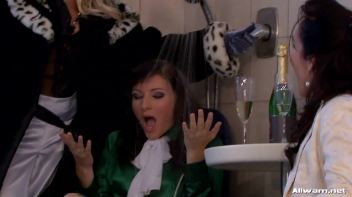 Glamor Chicks Take a Step Over The Edge Screencap 15 on www.sinx.com