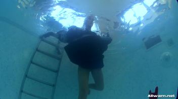 Glamor Chicks Take a Step Over The Edge Screencap 24 on www.sinx.com