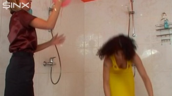 Sexy Babes Play With Balloons In The Shower Screencap 1 on www.sinx.com