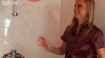 Sexy Babes Play With Balloons In The Shower Screencap 11 on www.sinx.com