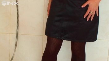 Sexy Babes Play With Balloons In The Shower Screencap 17 on www.sinx.com