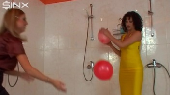 Sexy Babes Play With Balloons In The Shower Screencap 2 on www.sinx.com