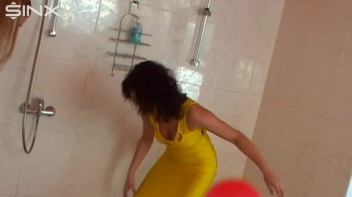 Sexy Babes Play With Balloons In The Shower Screencap 6 on www.sinx.com