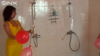 Sexy Babes Play With Balloons In The Shower Screencap 8 on www.sinx.com