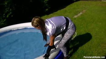 Wetlook Blow Me In The Pool Screencap 12 on www.sinx.com