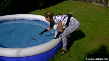 Wetlook Blow Me In The Pool Screencap 8 on www.sinx.com