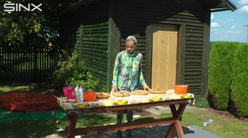 Messy Outdoor Food Fight For Glamour Babes Screencap 2 on www.sinx.com