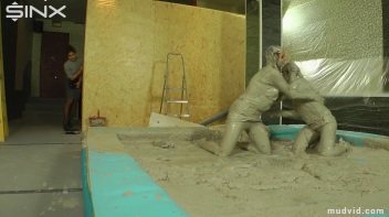 Sexy Professionals Mud Wrestling Mania Screencap 58 on www.sinx.com