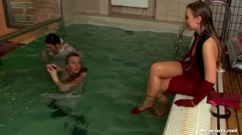 Glamorous Pool Babes Screencap 77 on www.sinx.com