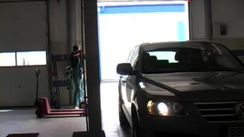 Bisexual Bodyshop Threesome Screencap 1 on www.sinx.com