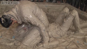 Muddy Wrestling: Regina vs. Kirsten Plant Screencap 57 on www.sinx.com