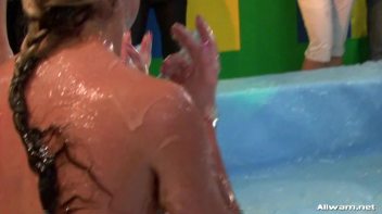 Glamorous Goo Girls Screencap 41 on www.sinx.com