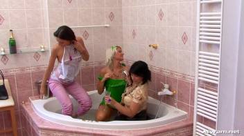 Champagne Bathtime Screencap 98 on www.sinx.com