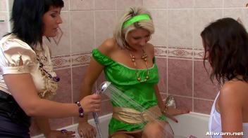 Champagne Bathtime Screencap 48 on www.sinx.com