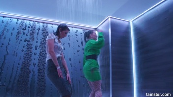 Showing Off In The Showers! Screencap 3 on www.sinx.com