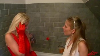 Bathtub Babes Shave and Crave Screencap 22 on www.sinx.com