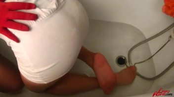 Bathtub Babes Shave and Crave Screencap 35 on www.sinx.com