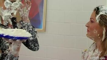 Fancy Chick Food Fight Screencap 42 on www.sinx.com