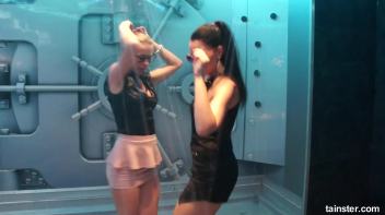 Soaking wet babes shaking their booties Screencap 13 on www.sinx.com