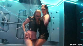 Soaking wet babes shaking their booties Screencap 19 on www.sinx.com