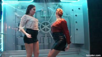 Soaking wet babes shaking their booties Screencap 31 on www.sinx.com