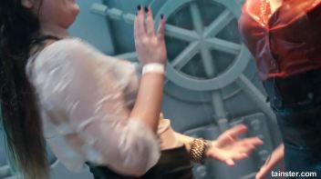 Soaking wet babes shaking their booties Screencap 33 on www.sinx.com