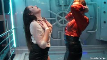 Soaking wet babes shaking their booties Screencap 35 on www.sinx.com