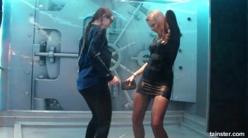 Soaking wet babes shaking their booties Screencap 56 on www.sinx.com