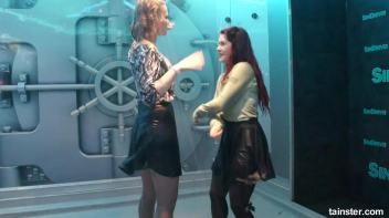 Soaking wet babes shaking their booties Screencap 7 on www.sinx.com