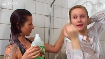 Two Hot Babes Get Wet And Wash Screencap 58 on www.sinx.com