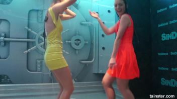 Sexy ladies getting wetter and wetter Screencap 43 on www.sinx.com