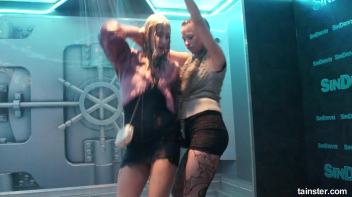 Sexy ladies getting wetter and wetter Screencap 72 on www.sinx.com