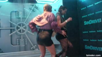 Sexy ladies getting wetter and wetter Screencap 75 on www.sinx.com