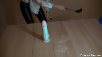 Perfect Babe Gives Perfect Blowjob Screencap 19 on www.sinx.com