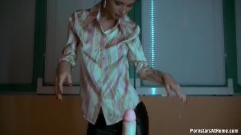 Perfect Babe Gives Perfect Blowjob Screencap 25 on www.sinx.com