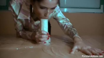 Perfect Babe Gives Perfect Blowjob Screencap 26 on www.sinx.com