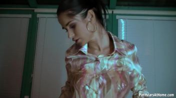 Perfect Babe Gives Perfect Blowjob Screencap 35 on www.sinx.com