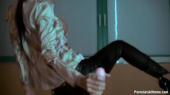 Perfect Babe Gives Perfect Blowjob Screencap 36 on www.sinx.com