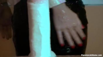 Perfect Babe Gives Perfect Blowjob Screencap 39 on www.sinx.com