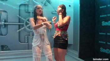 Showers and amateur babes Screencap 22 on www.sinx.com