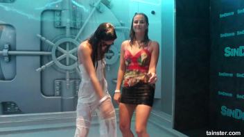 Showers and amateur babes Screencap 23 on www.sinx.com