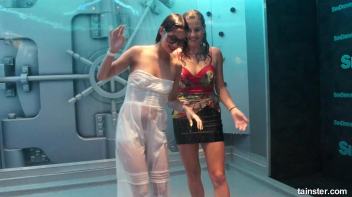 Showers and amateur babes Screencap 25 on www.sinx.com