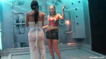 Showers and amateur babes Screencap 26 on www.sinx.com